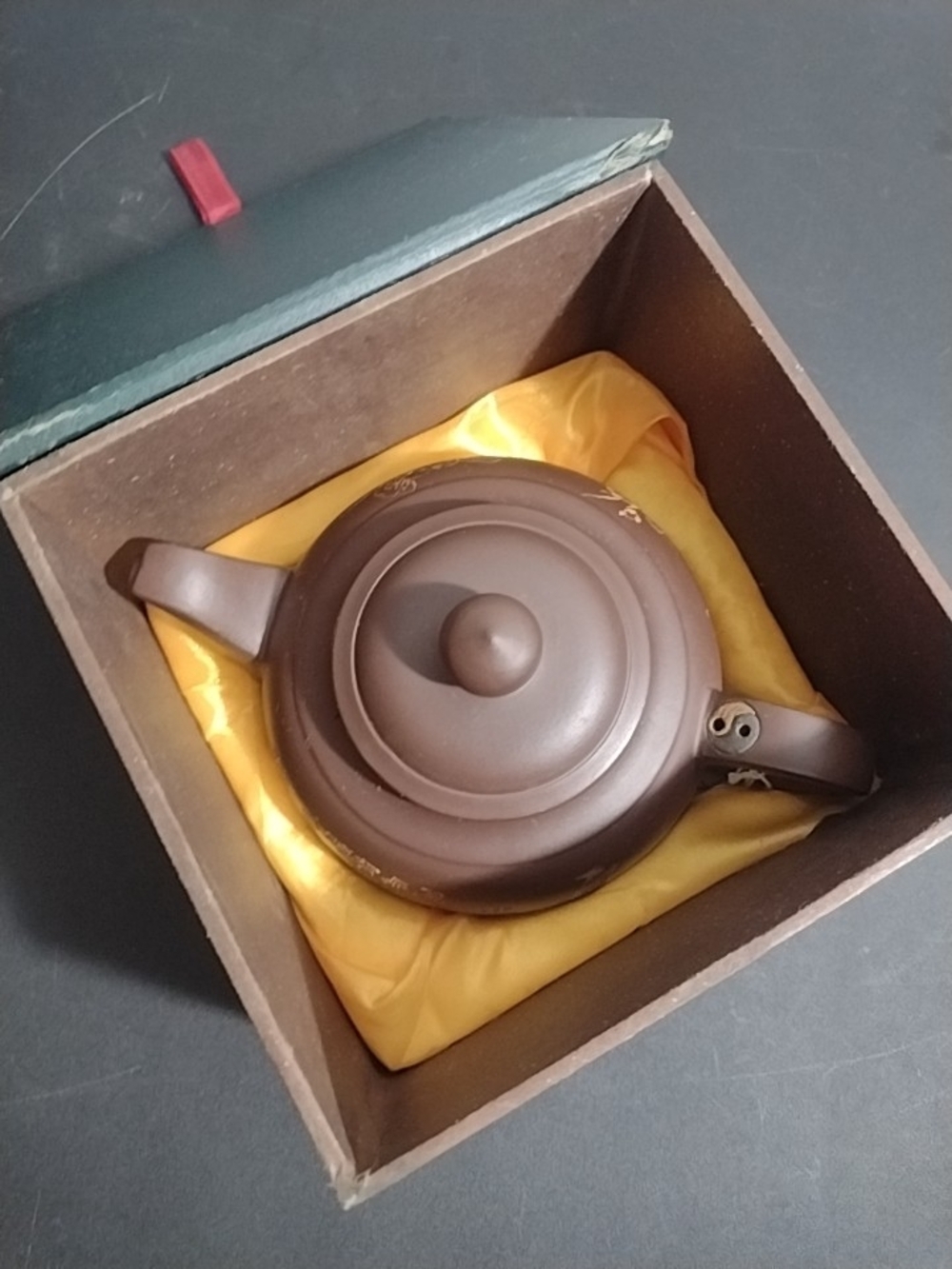 Traditional Brown Chinese Yixing Zisha Ceramic Teapot with Gold Accent